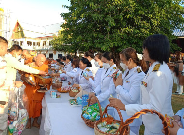 ผู้ว่าฯ ร้อยเอ็ดเป็นประธานในพิธีทำบุญตักบาตร ... พารามิเตอร์รูปภาพ 14